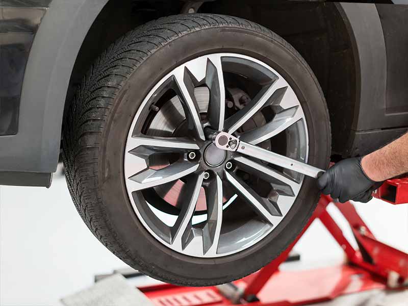 how to tighten lug nuts