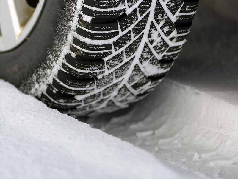 does lower tire pressure give better traction in snow